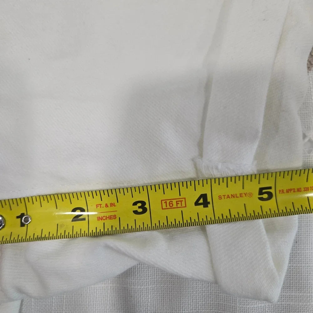 Levis Womens Mid-Length Shorts White Denim Mid Rise Slim Fit Size 28 NWT Summer - Picture 6 of 6